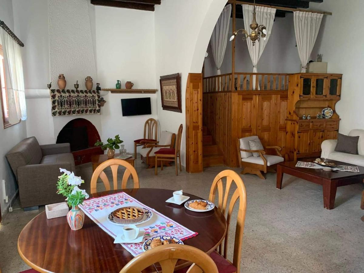 Pinio'S Traditional House Soroni Exterior foto